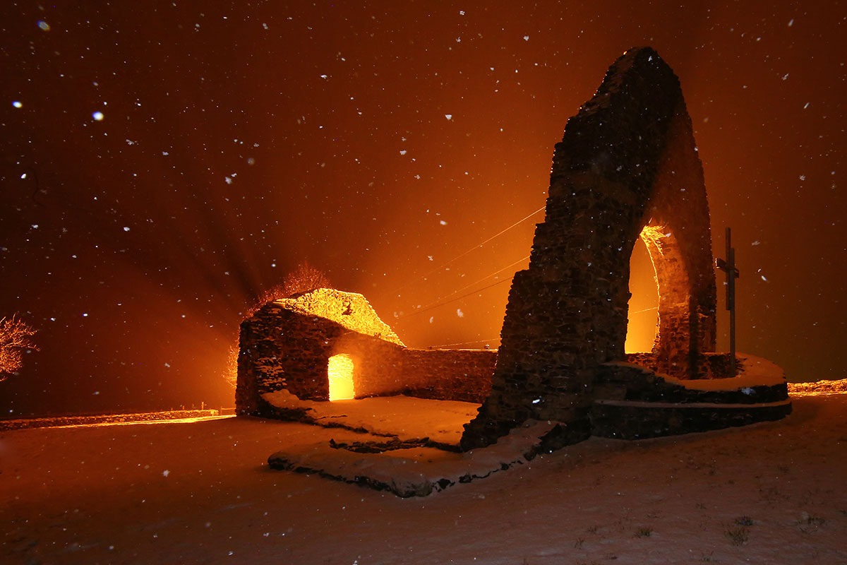 Ägydius-Kirchenruine im Schneetreiben