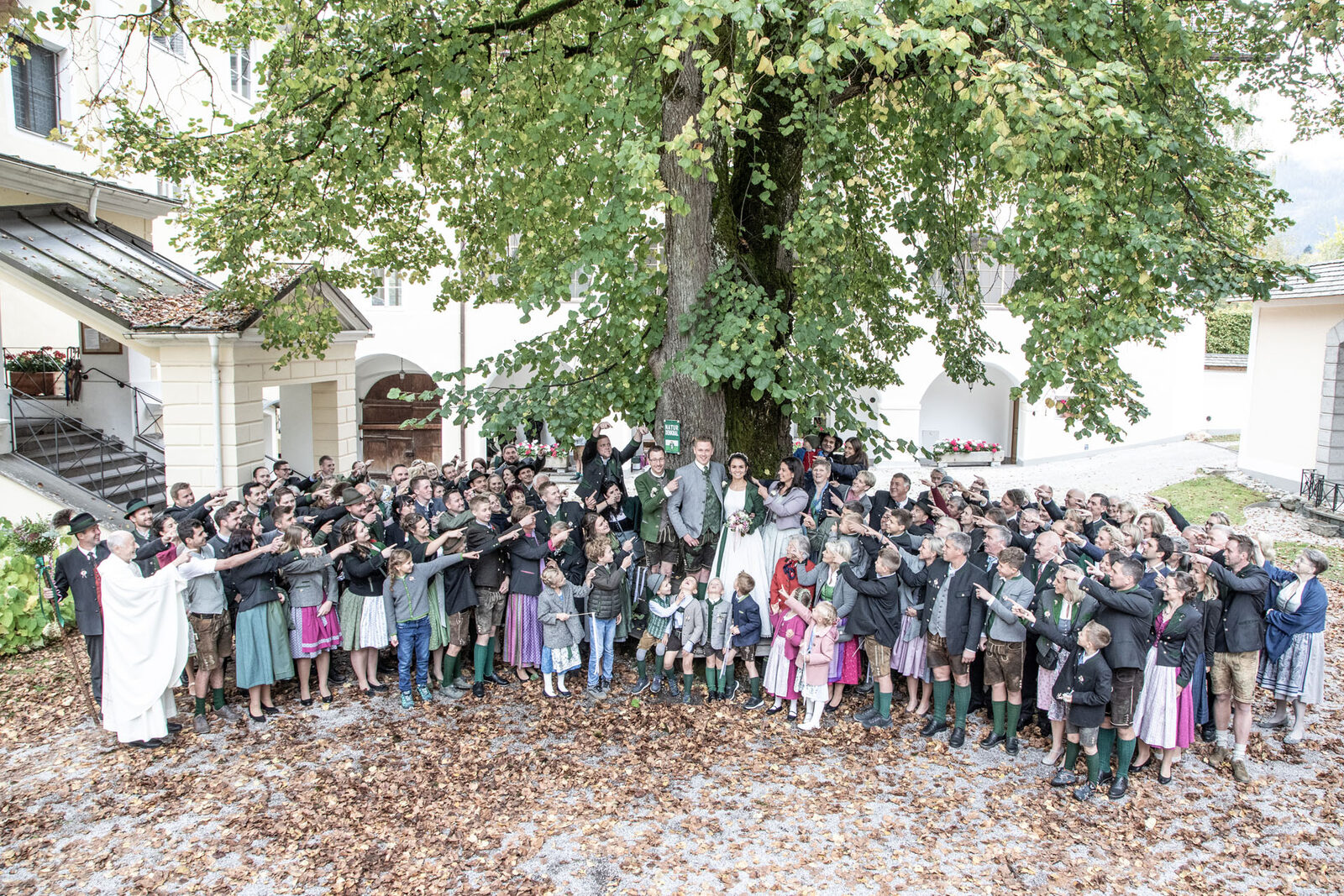 Gruppenfoto unter der Linde