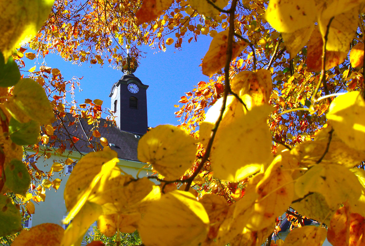 Donnersbacher Schlosskirche im Herbst